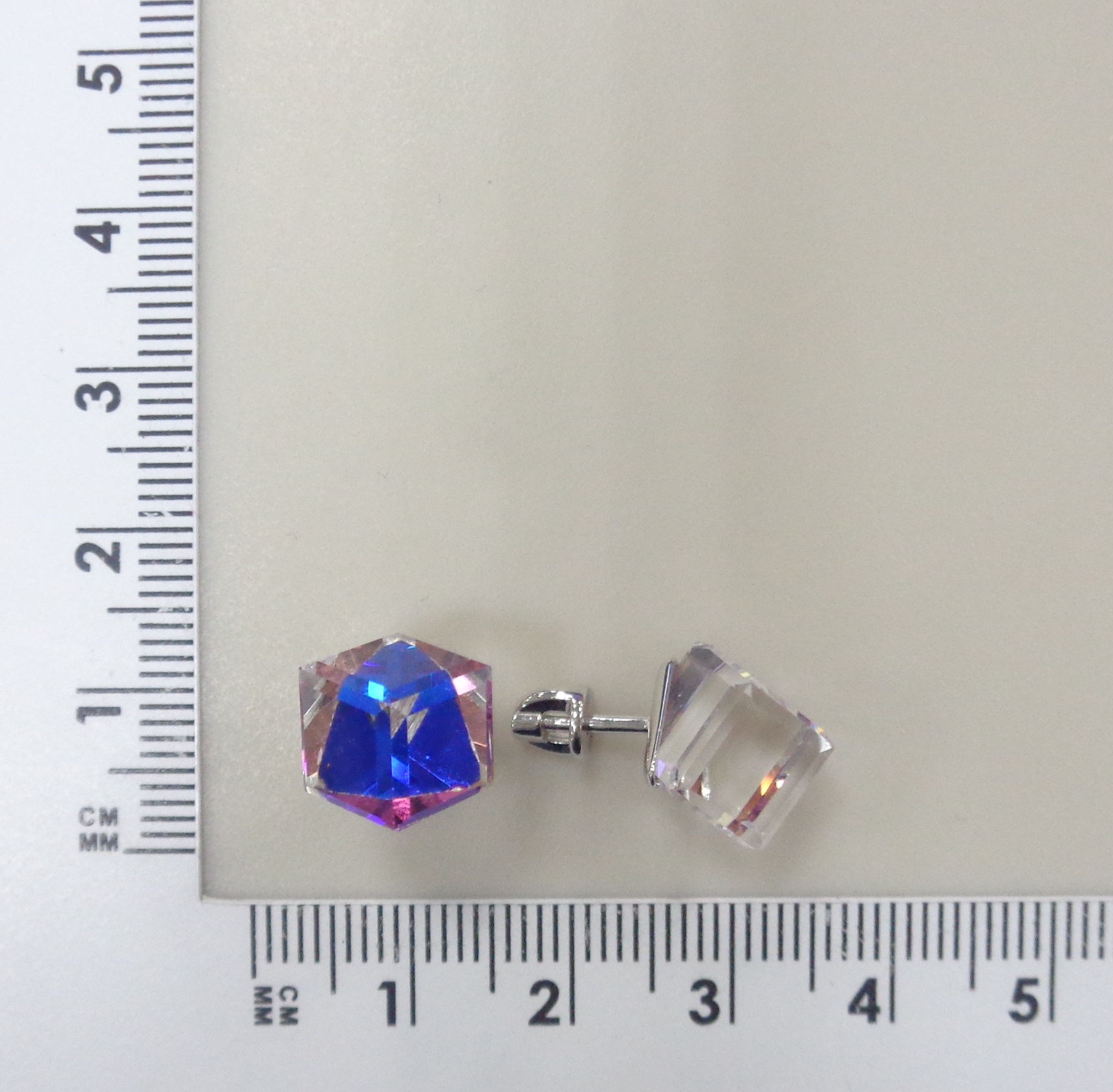 Серебряные серьги-пусеты с кристаллами